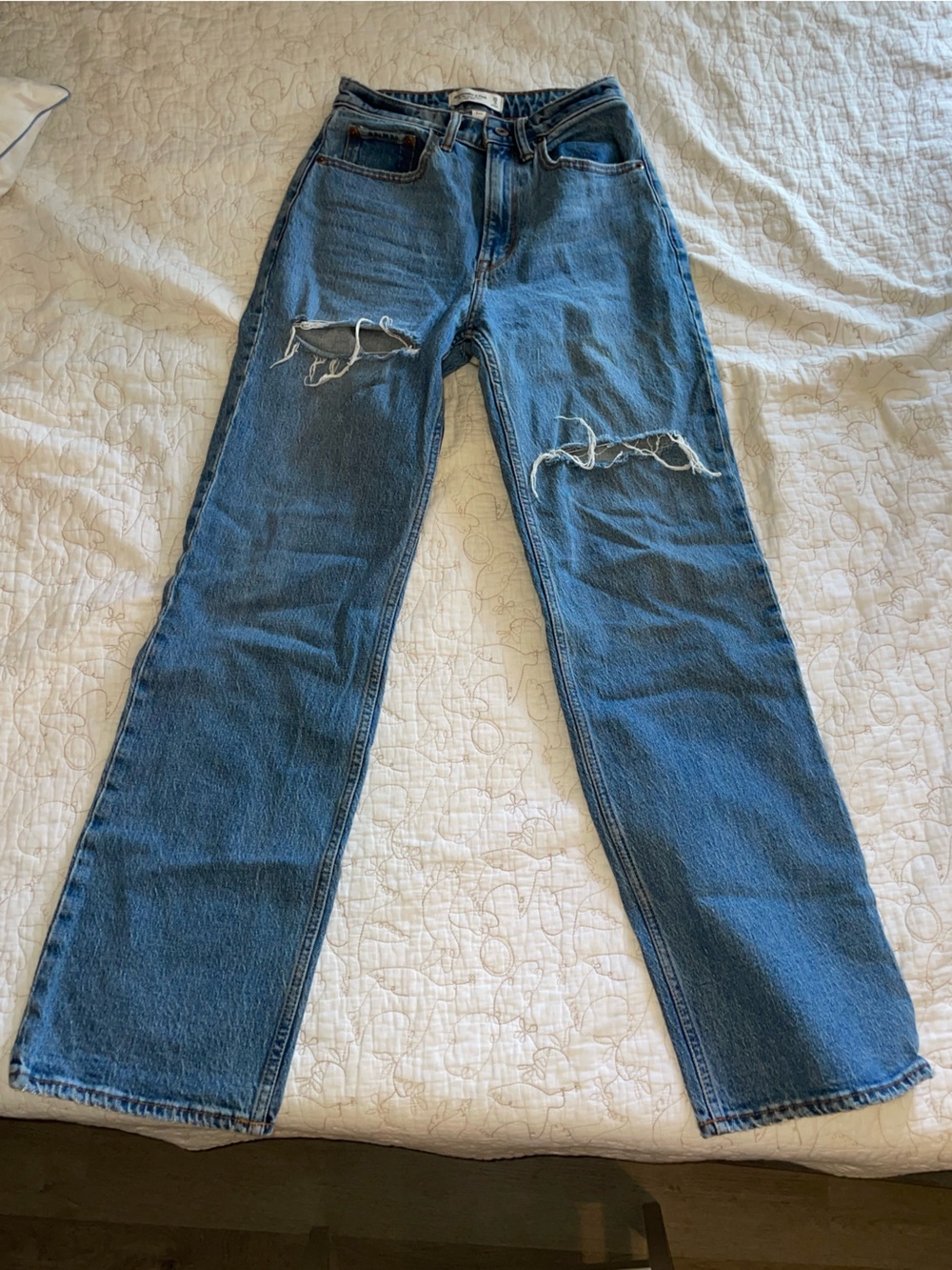 Abercrombie 90’s High Rise Straight Jeans with Knee Rips